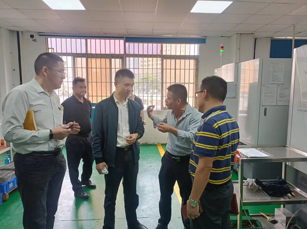 走访车间，介绍公司经营情况
